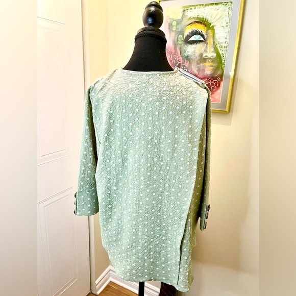 Silverts Adaptive Top, high low, light green w/ white polka dots, snaps&buttons - Picture 3 of 16